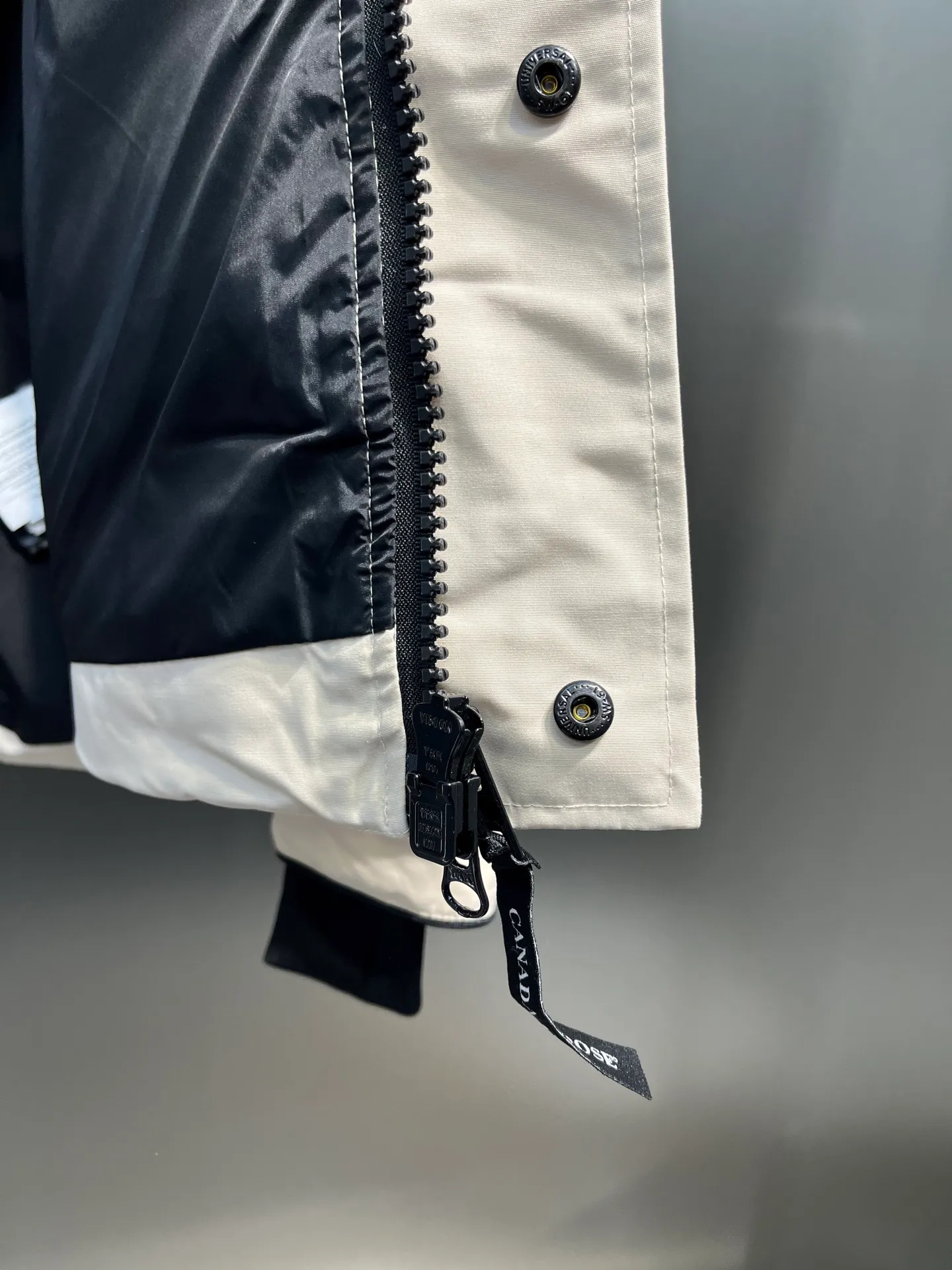 P700 Goose 🌟17 styles of chest patch, same style for men and women, cold-resistant down jackets! The fur collar is detachable. The natural Siberian coyote fur collar has a delicate yet strong feel, which comes from the sense of life that comes from the erosion of wind and frost in nature. The market usually uses raccoon fur or fake fur instead, which is not even the slightest bit better! The collar part has cold-proof flannel, which is close to the head and neck, comfortable and warm! The fabric is made of high-density nano-level waterproof fabric, which is windproof and wear-resistant and has a certain thickness! The zipper is the official YKK brand! The waist has an elastic waistline design that can be adjusted according to yourself! There is also an anti-wind Velcro inside! Seamless threaded cuffs to avoid stiffening! In order to prevent cold wind from pouring in, a double closure design is adopted. On the premise of the traditional zipper fly, six Velcro fasteners are used for secondary closure, which brings better warmth retention effect. It retains the classic hooded design and uses super large luxurious wolf fur to protect against wind and cold. No matter how low the temperature is this winter, one piece is enough. I’ll give you the wind and temperature. Size: s-xxl
